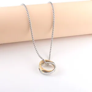 Detail von ineinandergreifenden Ringen mit LOVE-Gravur an einer polierten Box-Kette