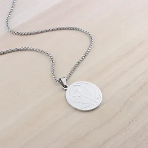 Détail du pendentif croix basket en acier inoxydable argenté sur chaîne à mailles