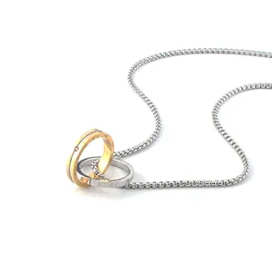 Herren Doppelring-Halskette mit gold-silbernen Ringen und funkelnden Kristalldetails