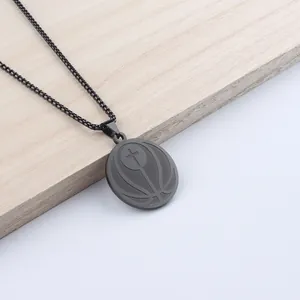 Collier pour homme en acier inoxydable noir mat avec pendentif rond basket et croix