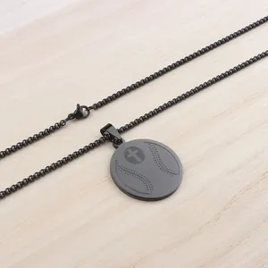 Collier homme en acier inoxydable noir mat avec pendentif croix et couture baseball