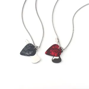 Dettaglio delle collane con plettro di chitarra rock in fantasie marmorizzate nere e rosse