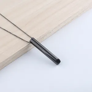 Detalle del collar de respiración cilíndrico negro mate sobre una superficie de madera
