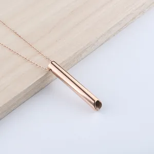 Primer plano del collar de respiración de oro rosa con colgante de cilindro pulido