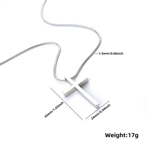 Dettaglio del ciondolo a croce argento con dimensioni 42x24mm e catena snake 1,5mm