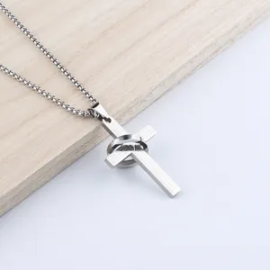 Halskette aus Edelstahl mit Kreuz- und Ringanhänger und spanischer Gebetsgravur
