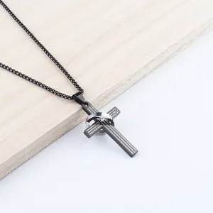 Schwarze Edelstahl-Kreuzkette mit gravierter Schrift und silbernem Ringdetail