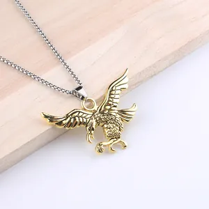 Collana hip hop da uomo con ciondolo a forma di aquila dorata e catena in metallo argento
