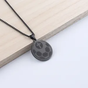 Collier en acier inoxydable noir mat avec motif de football et croix sur pendentif