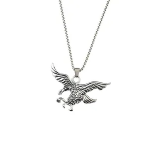 Collana con ciondolo aquila in acciaio inossidabile argento antico e ali dettagliate