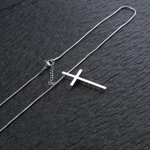 Collana con pendente a croce in acciaio inossidabile argento lucido e catena a serpente