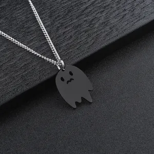 Macro du pendentif fantôme noir mat sur une chaîne argentée sur cuir noir texturé