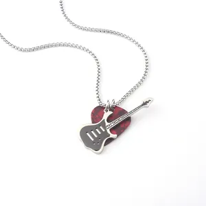 Collana da uomo con pendente a forma di chitarra nera e plettro rosso marmorizzato