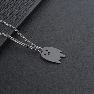 Gros plan du pendentif fantôme noir avec chaîne en acier inoxydable argenté pour hommes