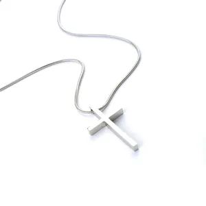 Collana con ciondolo a croce in acciaio inossidabile lucido e catena snake per uomo