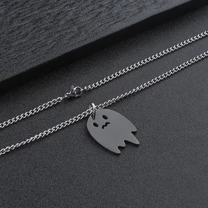 Détail du pendentif fantôme argenté avec yeux évidés et fermoir mousqueton sur chaîne fine