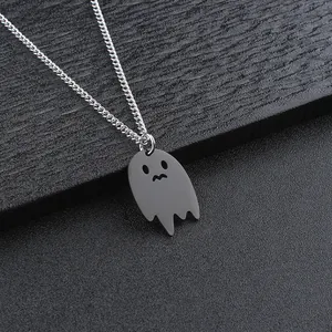Gros plan détaillé du pendentif fantôme gris mat sur une chaîne en acier inoxydable