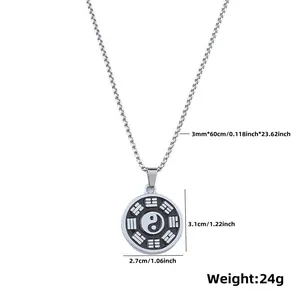 Nahaufnahme vom Tai-Chi-Yin-Yang-Anhänger mit Bagua-Symbolen an silberner Kette