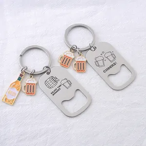 Détail du porte-clés décapsuleur en acier avec pendentifs bouteille et chope de bière