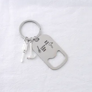 Détail d'un porte-clés en acier avec gravure Love You Dad et fonction décapsuleur