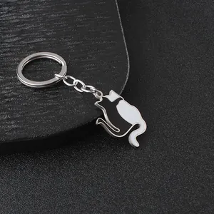 Dettaglio del portachiavi coppia di gatti bianco e nero in acciaio inossidabile lucido
