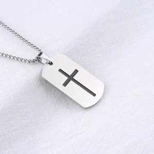 Collar de acero inoxidable cepillado con colgante de cruz sobre fondo de lino blanco