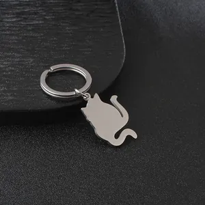 Dettaglio del portachiavi a gatto argentato su pelle nera con anello in acciaio inox