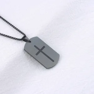 Collar de placa militar negra para hombre en acero inoxidable con grabado de cruz