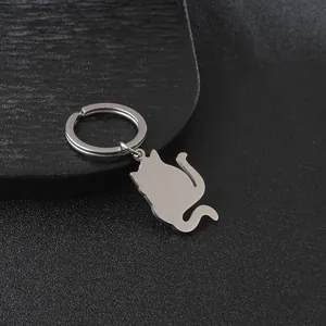 Portachiavi minimalista in acciaio inossidabile con silhouette di gatto su fondo nero