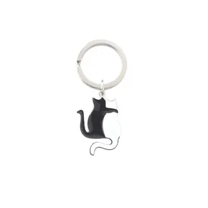 Simpatico portachiavi a forma di gatti bianchi e neri per coppie in metallo lucido