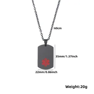 Détail macro du pendentif médical noir en acier inoxydable avec symbole Star of Life