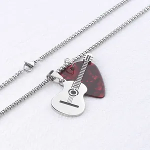 Collana musica uomo con ciondolo chitarra argento e plettro rosso su catena box