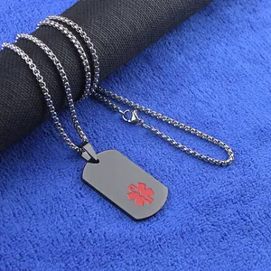 Detalle del colgante médico de acero negro con el símbolo rojo de la estrella de la vida