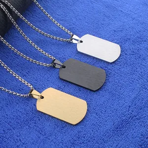 Detalle de placas militares rectangulares en plata negro y oro con acabado cepillado
