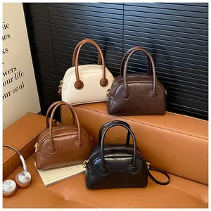 Série de quatre sacs baguette vintage en cuir beige, marron, camel et noir de haute qualité
