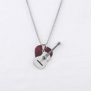 Collana da uomo con chitarra argentata e ciondolo a plettro rosso su catena a perle