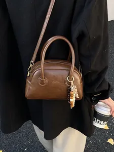 Sac baguette vintage marron foncé en cuir brillant avec pendentif de perles ethniques