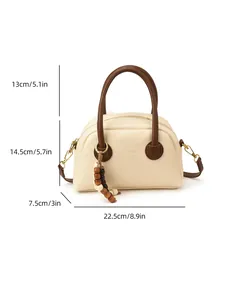 Sac baguette Boston blanc crème avec poignées marron et dimensions vues sous un angle de 45°