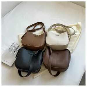 Sacs seaux en quatre couleurs avec texture grainée et bandoulières réglables à plat