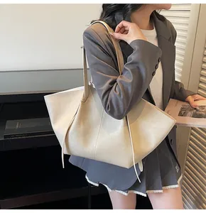 Gros plan d'un sac cabas beige en similicuir montrant sa grande capacité et texture