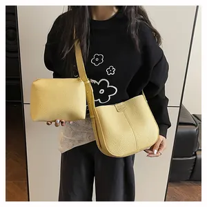 Détail de l'ensemble de sacs jaunes à motif litchi avec bandoulière réglable