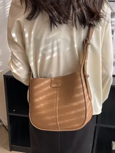 Sac seau en cuir marron grainé pour femme avec bandoulière réglable et rabat