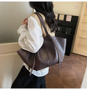 Mannequin portant un grand sac cabas vintage marron foncé en cuir pour le travail