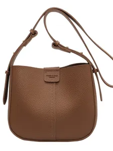 Sac seau minimaliste en cuir marron avec bandoulière réglable et forme de selle