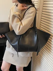 Sac fourre-tout noir mat pour femme, sac bandoulière spacieux en similicuir texturé