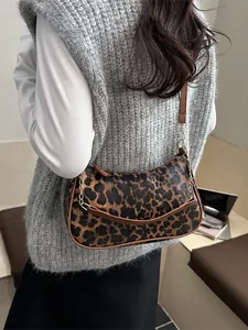 Borsa baguette leopardata retrò con tracolla in pelle marrone e catena d'oro