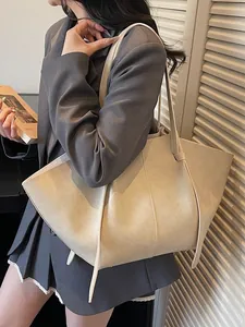 Grand sac cabas beige en cuir avec lignes verticales pour un look professionnel élégant