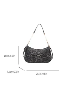 Borsa baguette leopardata con catena dorata, dimensioni 25x15x7,5cm su bianco