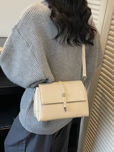 Sac bandoulière carré crème élégant avec boucle argentée et fine bandoulière