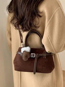 Sac à main carré en daim marron foncé avec lanières en cuir et breloque gant festive